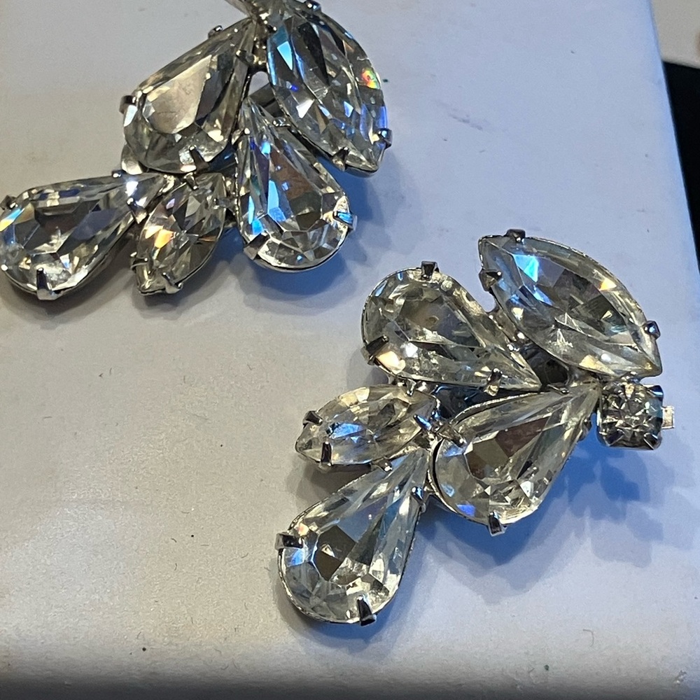WEISS CRYSTAL EARRINGS PRONG SET AND STUNNING - Picture 9 of 14